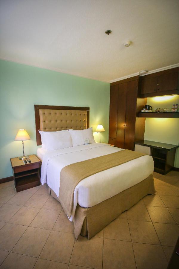 Royal Bellagio Hotel Makati City Exteriör bild