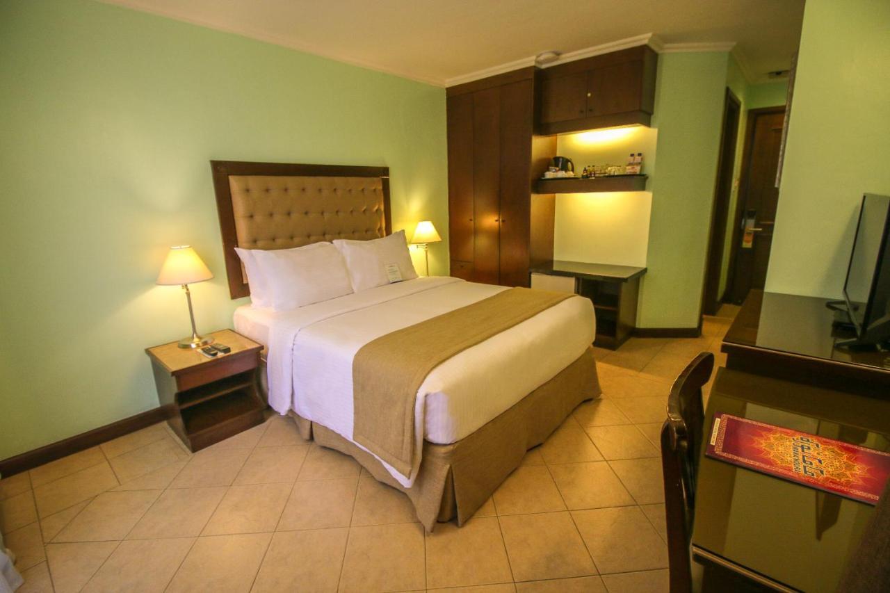 Royal Bellagio Hotel Makati City Exteriör bild