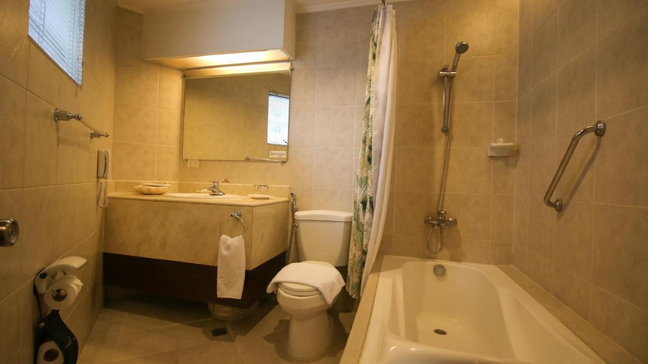 Royal Bellagio Hotel Makati City Exteriör bild